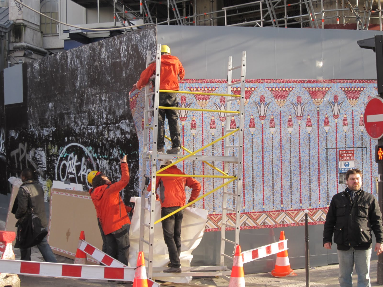 POSE DE LA DÉCORATION DES PALISSADES, janvier 2011